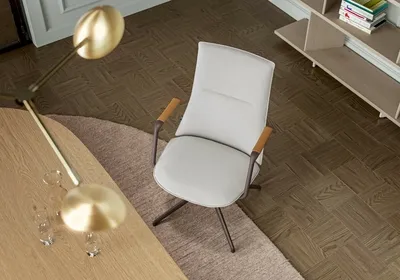 Fjell konferansestol med sjokoladefarget understell og armlen fra Fora Form LR